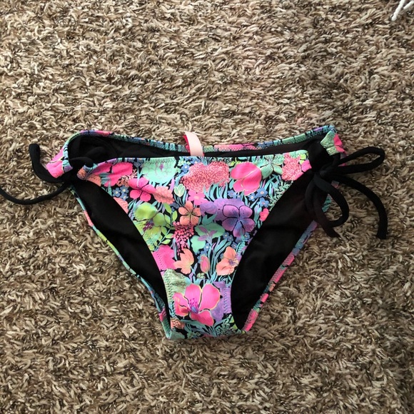 Victoria’s Secret Bikini - Picture 4 of 5